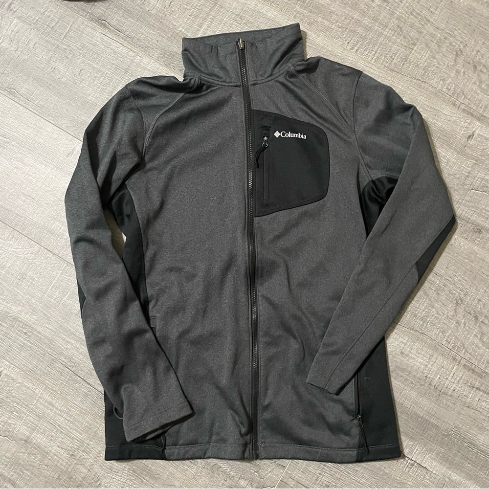 Columbia zip up men’s small jacket, great condition.